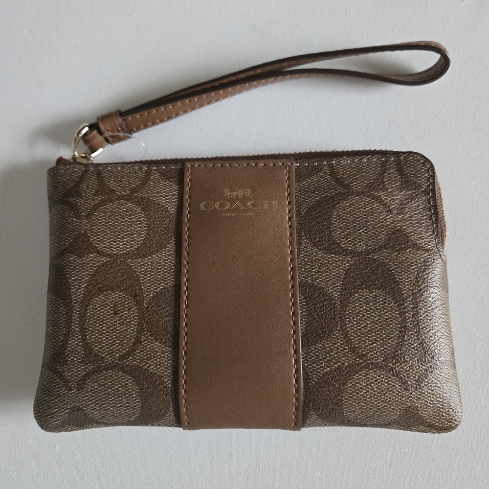 Coach Crossgrain Leather Corner Zip Wristlet Khaki bag.